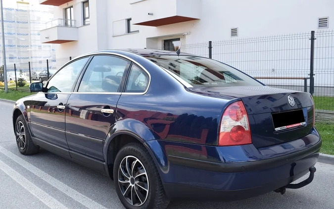 Volkswagen Passat cena 10900 przebieg: 262010, rok produkcji 2003 z Starachowice małe 172